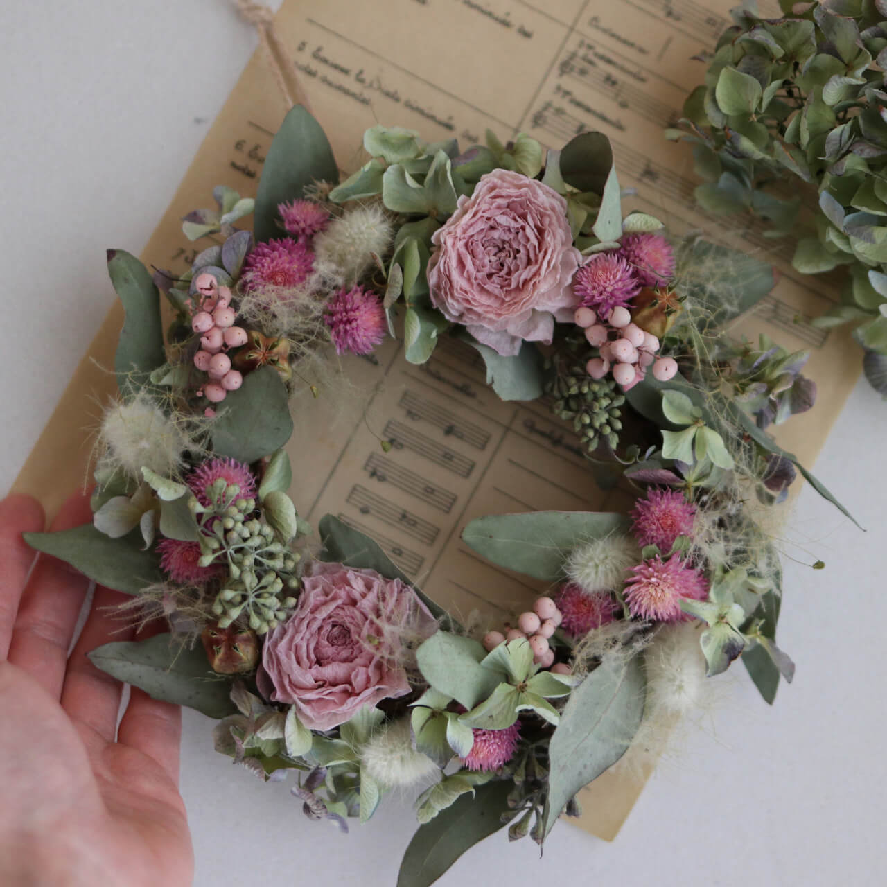 バラとラナンキュラスのドライフラワーリース