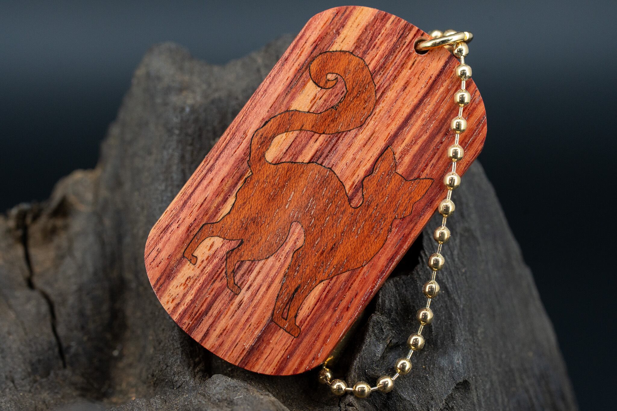 【 木材の女王】チューリップウッド ドッグタグ 象嵌 探る視線