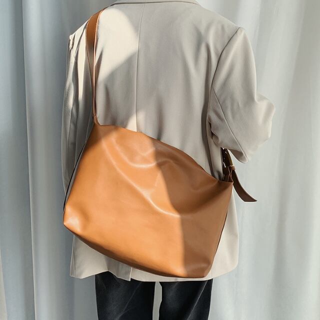 【予約販売】ショルダーバッグ メンズ レディース バッグ カジュアル ブラック ブラウン 斜め掛け 大容量 クラシカル メッセンジャー 黒 こなれ感 お洒落 韓国 トレンド