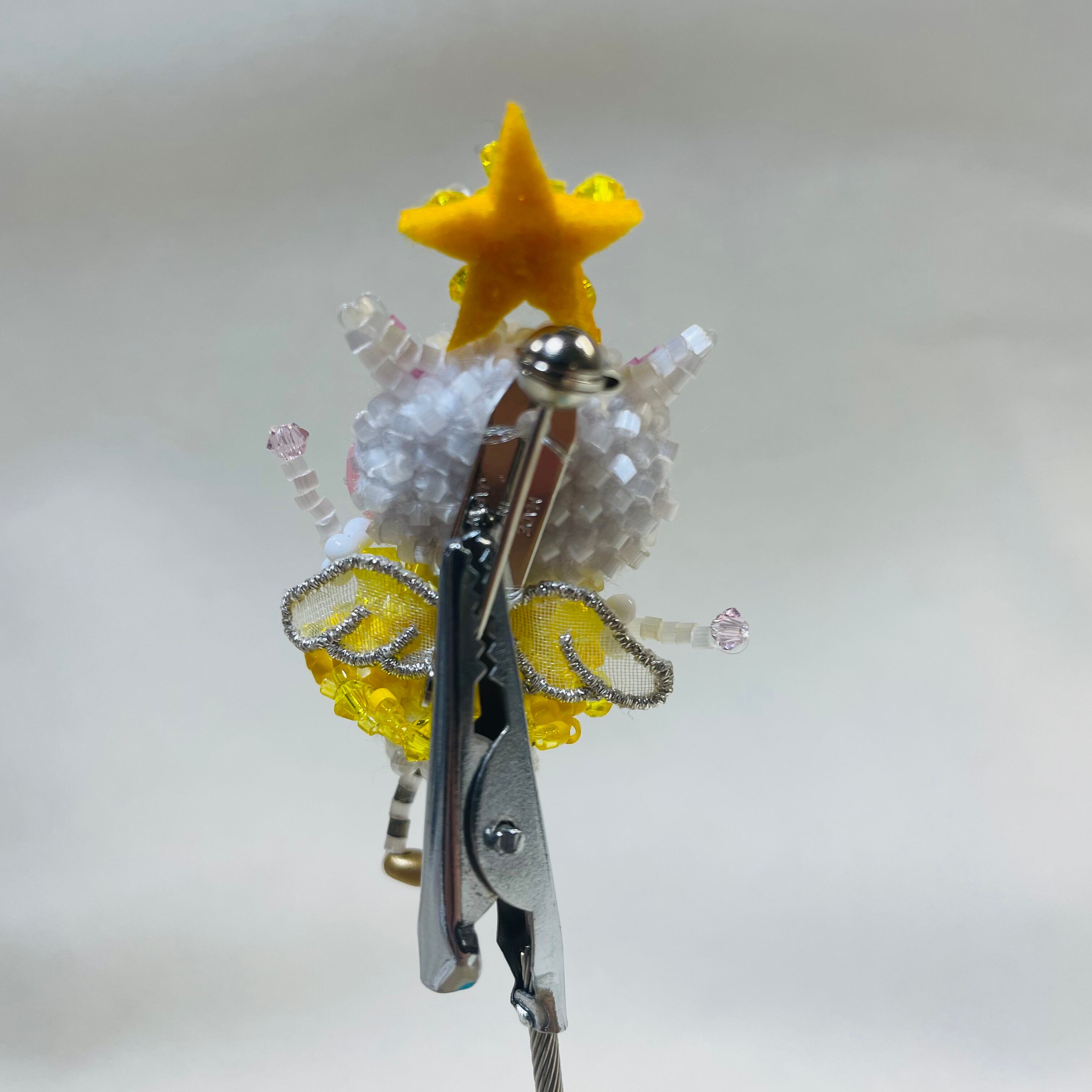 星を掲げているぶたちゃんブローチ | PAY ID