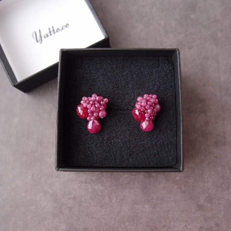 【天然石刺繍/ピアス】Ruby Earrings(Dark)