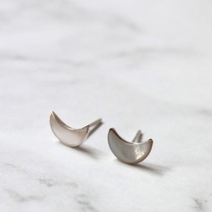 ホワイトムーンシルバーピアス