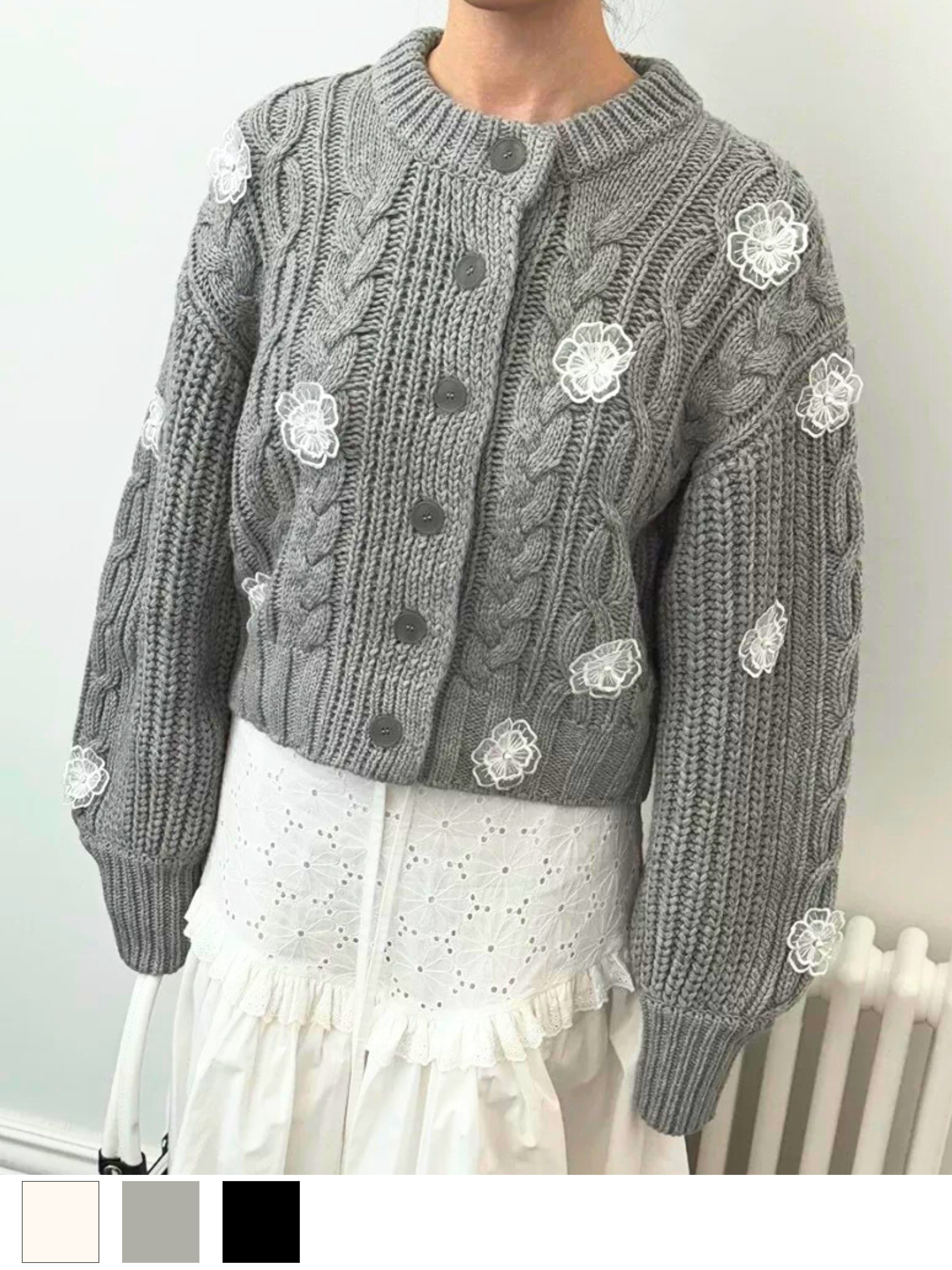 立体フラワーモチーフケーブルニットカーディガン