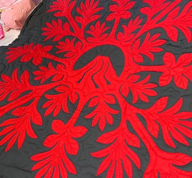 ハワイアンキルト モンステラとプルメリア鯨の尻尾のタペストリー