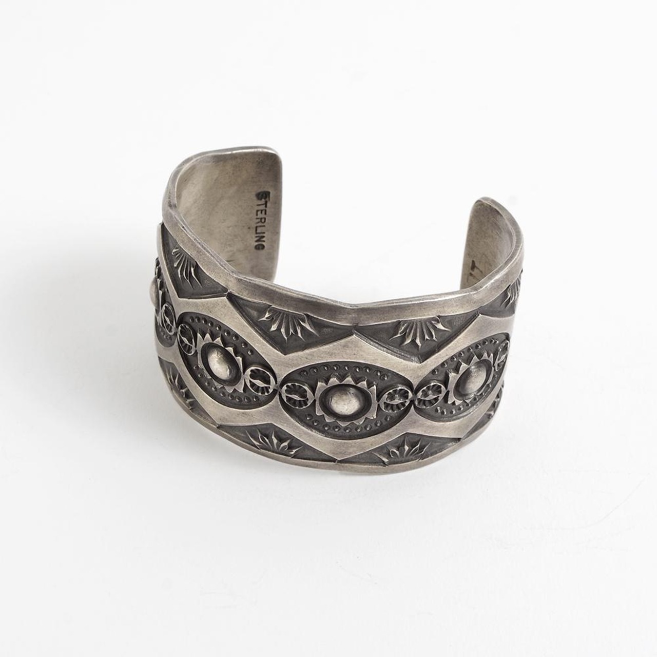 【INDIAN JEWELRY インディアンジュエリー】Navajo Stampwork Widebangle TYPE-A Jerald Tahe ナバホ スタンプワーク ワイドバングル タイプA ジェラルド・タへ作