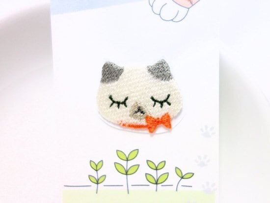 シールにもなる猫の刺繍ワッペン◆眠たい顔が可愛いネムねこ　ブチ耳