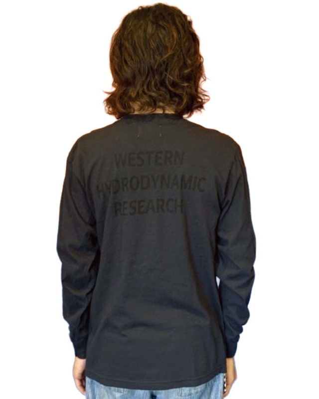 WESTERN HYDRODYNAMIC RESEARCH (ｳｪｽﾀﾝﾊｲﾄﾞﾛﾀﾞｲﾅﾐｯｸﾘｻｰﾁ) - WORKER LS TEE US (ﾜｰｶｰﾛﾝｸﾞｽﾘｰﾌﾞﾃｨｰ) BLACK