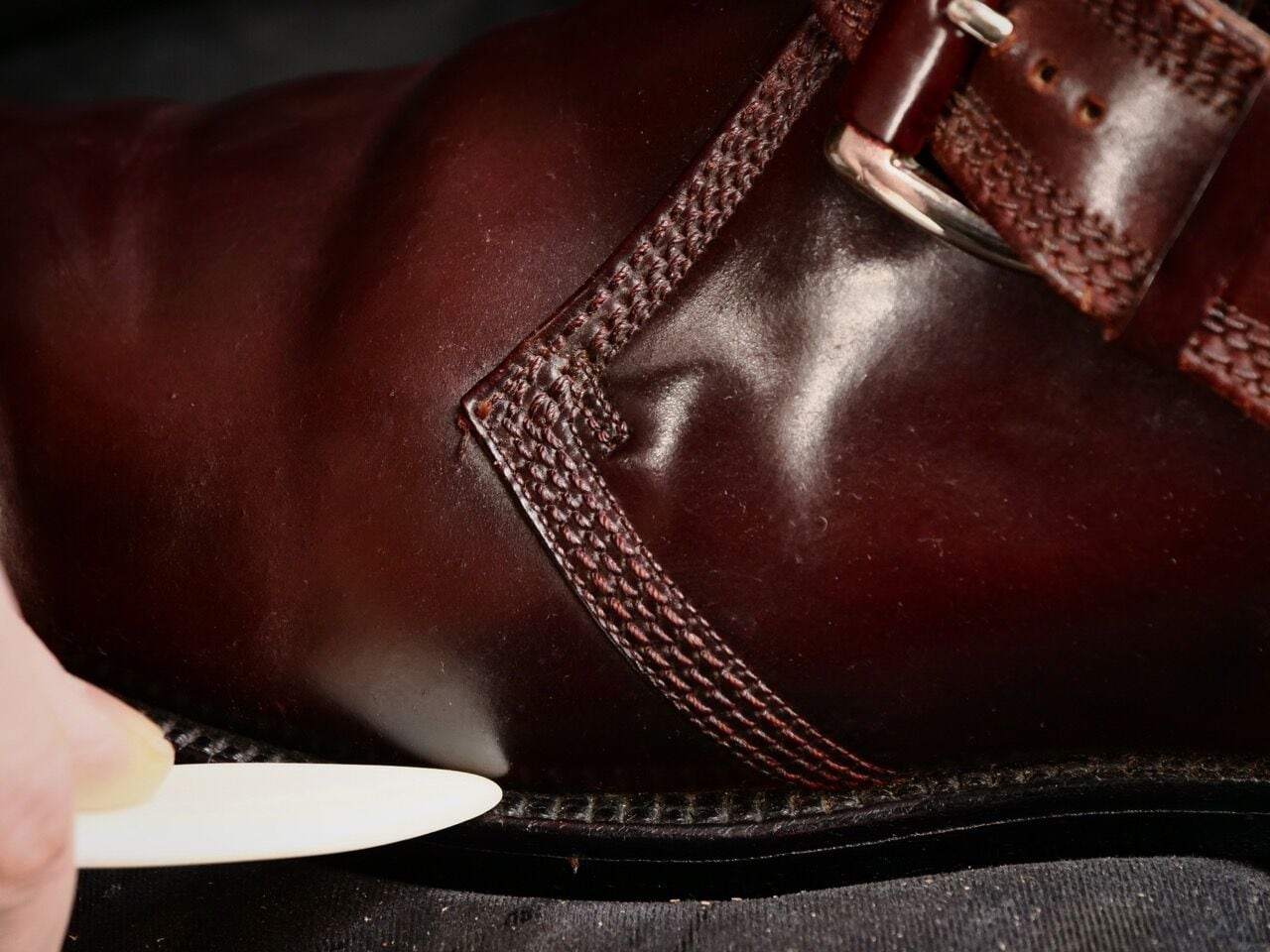 ABBEY HORN / Twisted Leather Stick | UNION WORKS ONLINE STORE