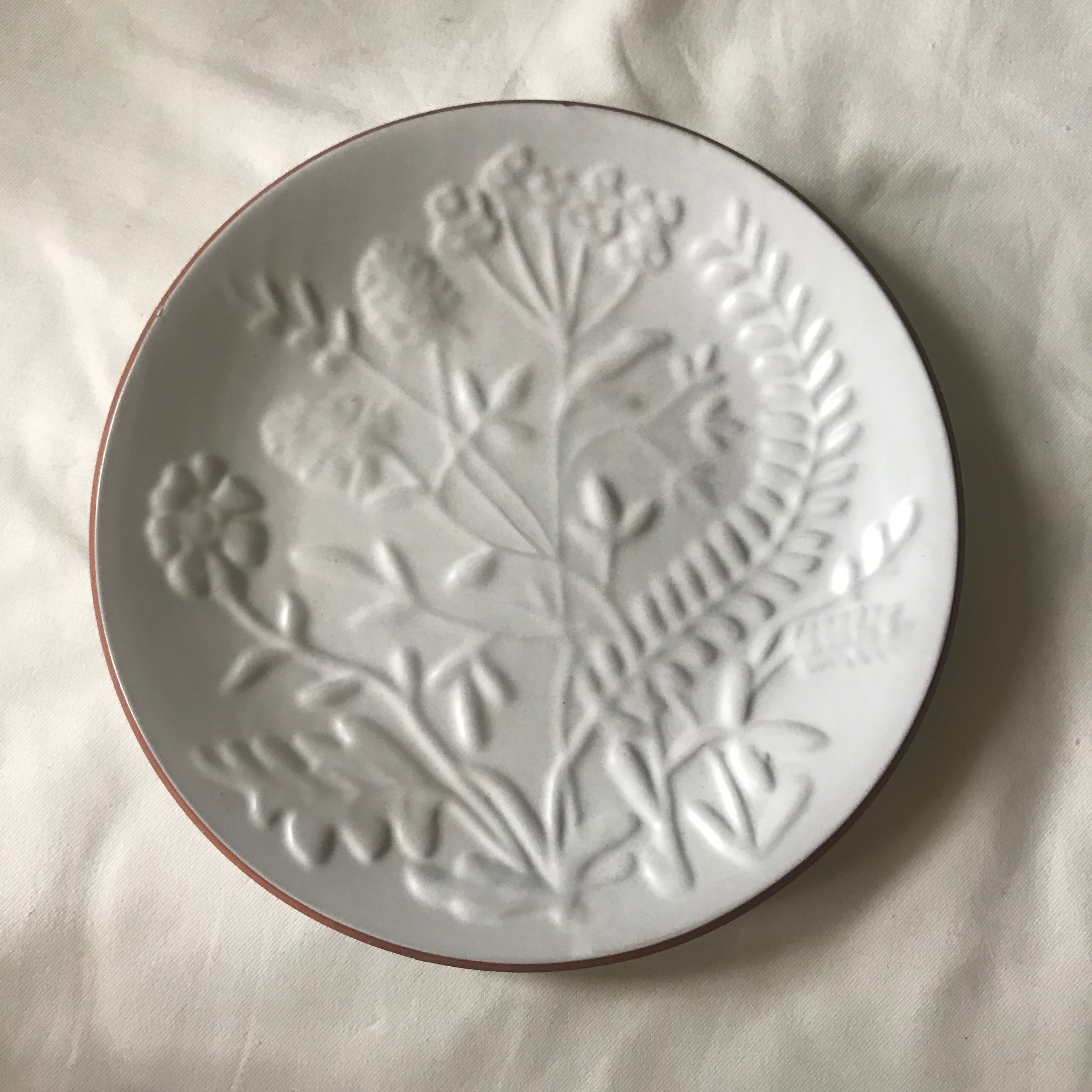 スウェーデンの立体的な花模様のプレート