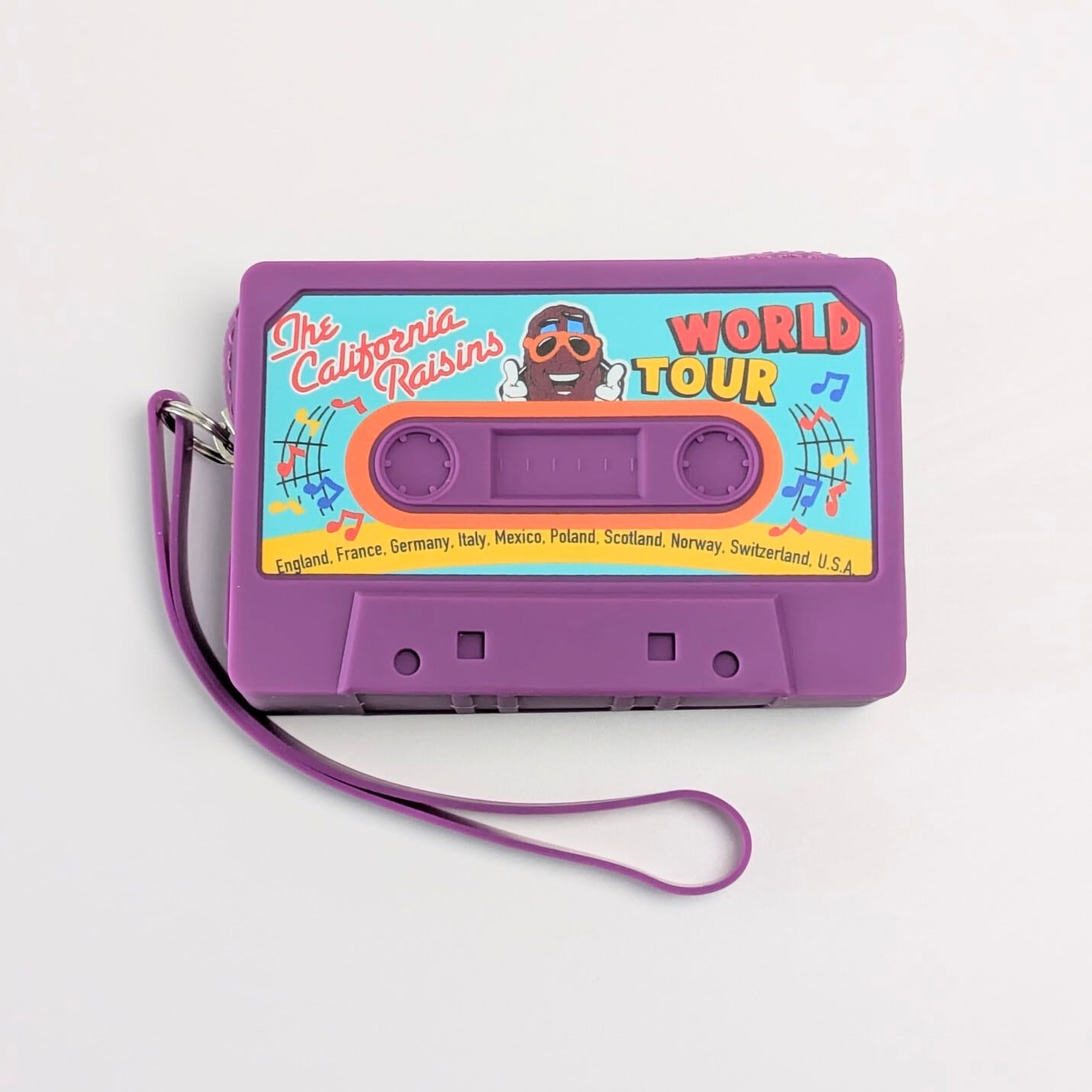 【 California Raisins（ カリフォルニアレーズン ） 】SILICONE POUCH ( シリコーンポーチ )  カセットテープ型 ストラップ付き / 小物入れ / コインケース / コスメポーチ 〚アメリカン雑貨 アメトイ〛