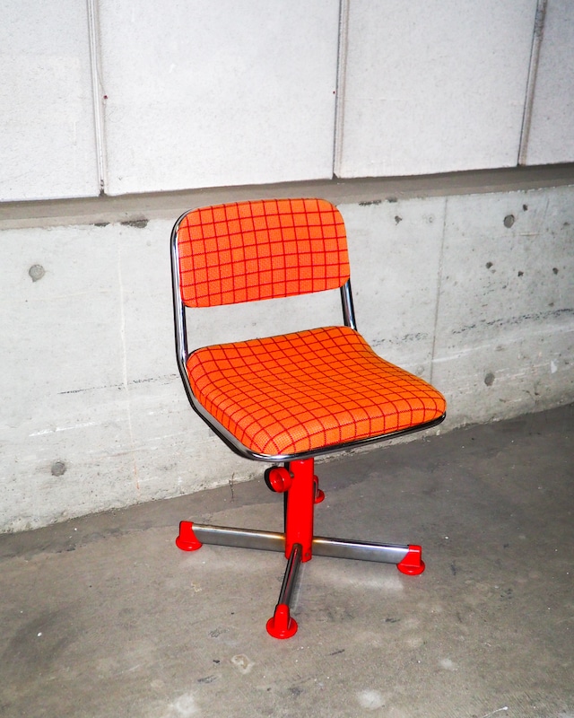 Height-adjustable check chair