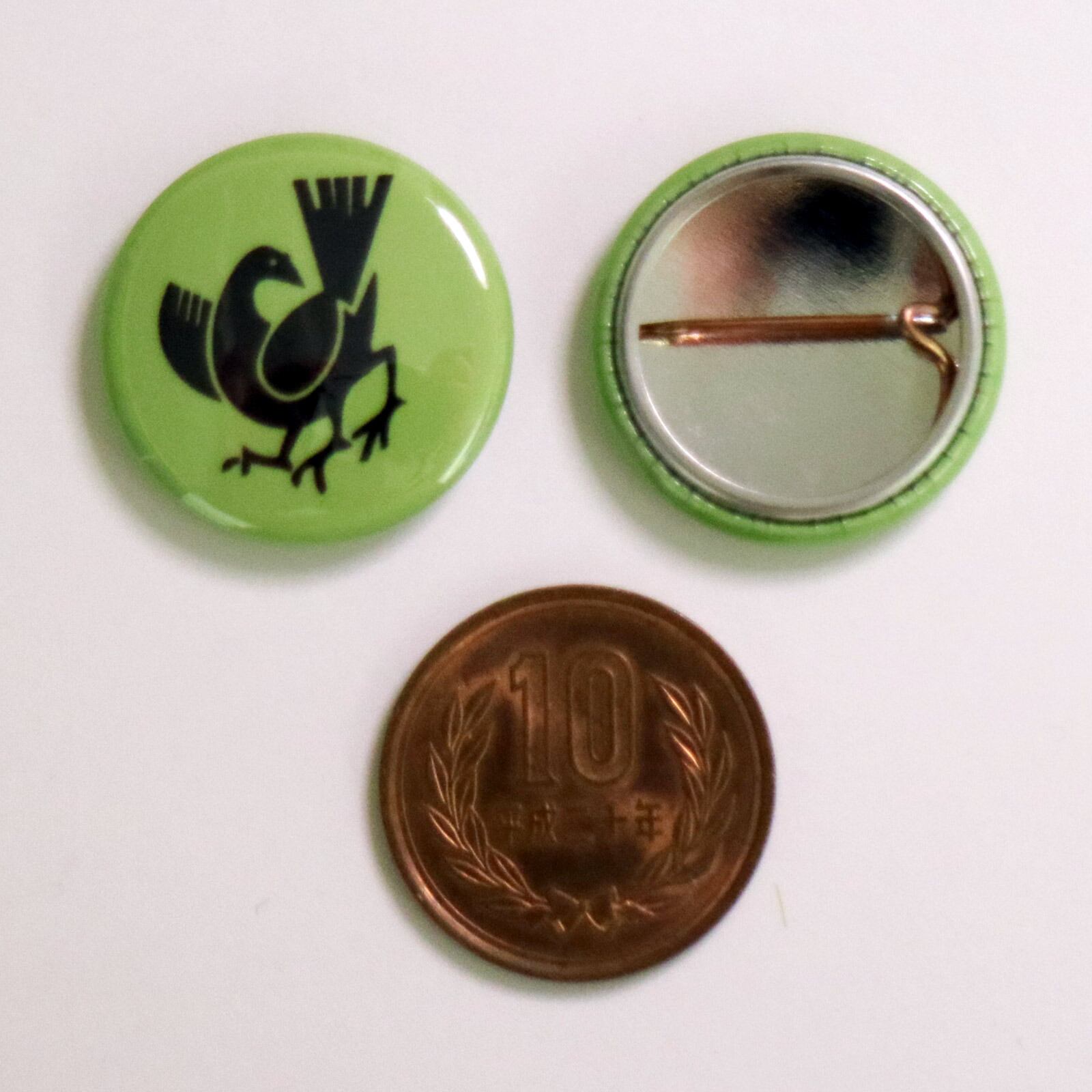 八咫烏】缶バッジ：戦国武将家紋-鈴木重秀【苗色（なえいろ）】 | Pay ID