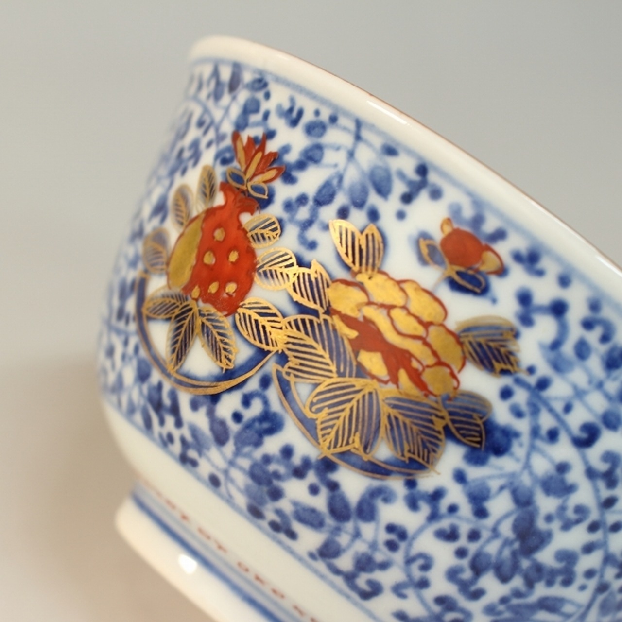 時代 九谷焼( KUTANI ware/ Isikawa, 1910年頃) 花唐草染付 赤絵金彩菊 