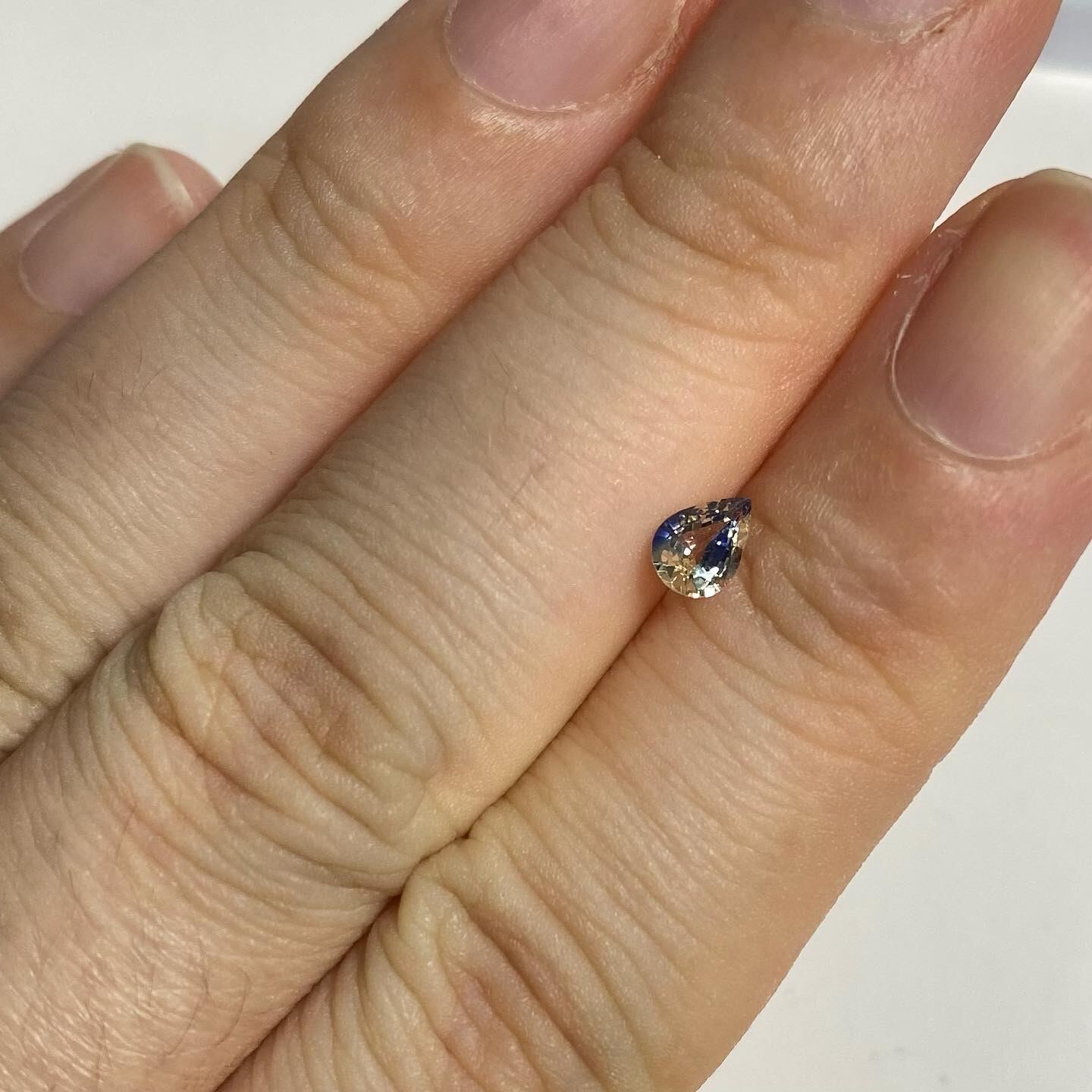 真珠の耳飾りの少女のようなカラーのサファイア