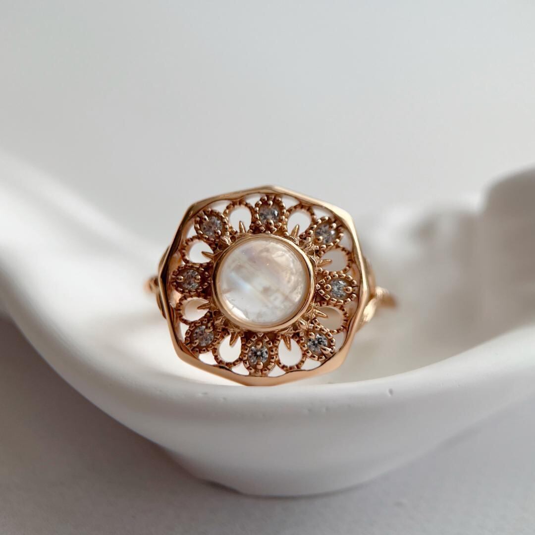 天然ムーンストーン　レースモチーフリング