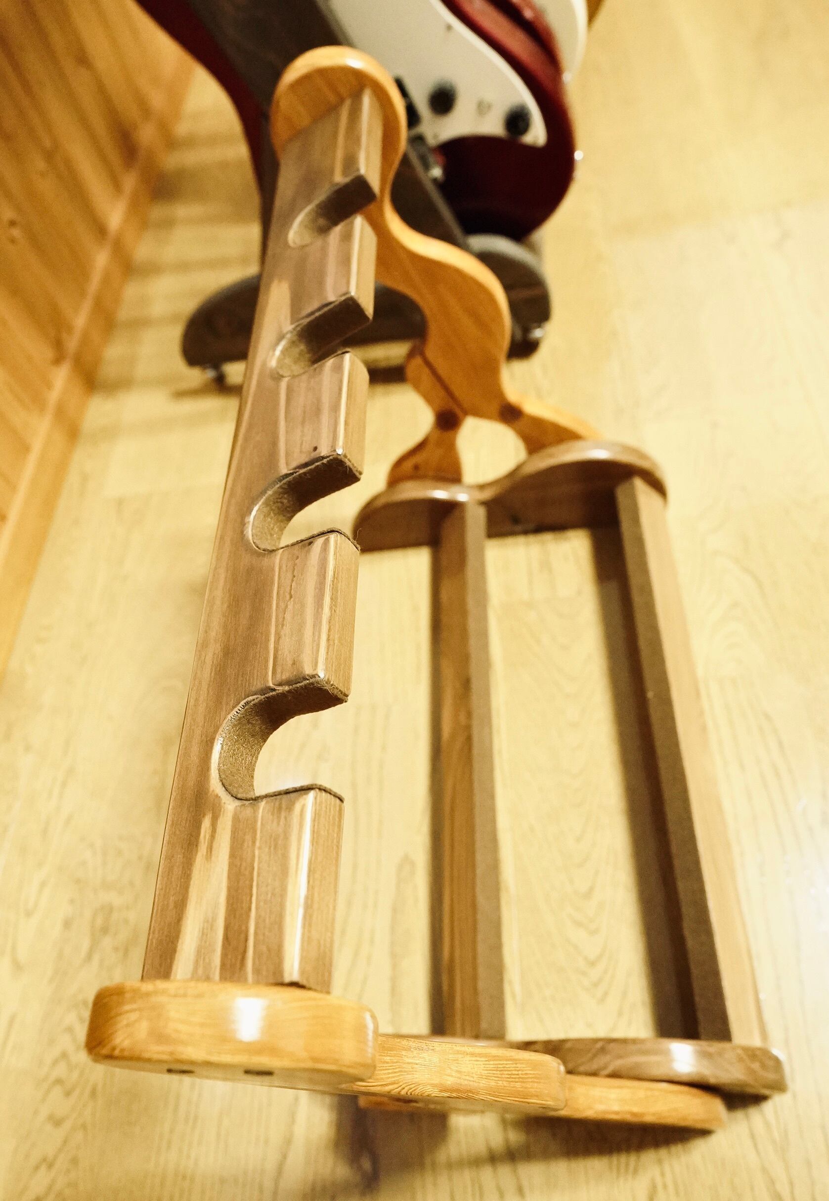 オーダー品】手作り木工 木製ウクレレスタンド（ニス仕上げ） 4本掛け