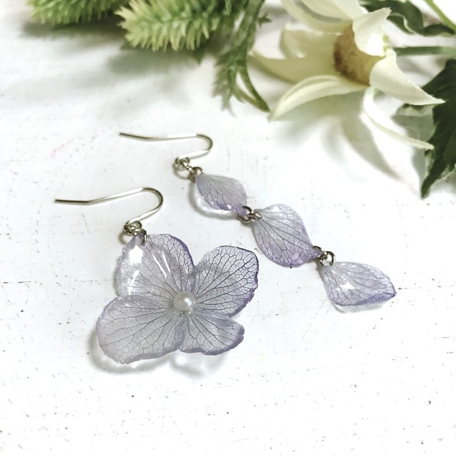 紫陽花のアシンメトリーピアス ブルー シルバー イヤリング変更可 Amiti