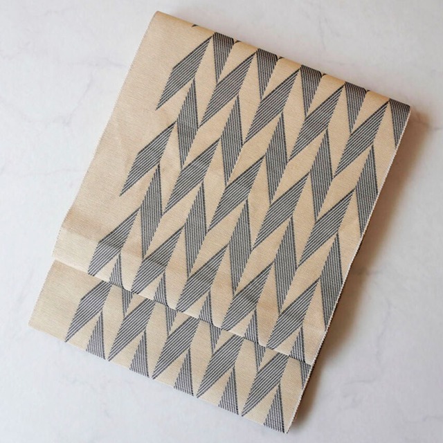 【なごや帯】砂色地　藍色矢羽根文八寸なごや帯