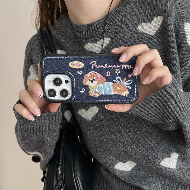 デニムに刺繍◎周りと被らない!かわいい ヘッドフォンをしたダックスフント ワンちゃん オシャレ 犬の刺繍 スマホケース ND-15863