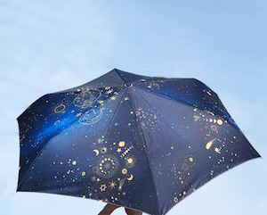 雨の中でも星空の世界を楽しめる、天体総柄（ゴールド） 晴雨兼用 折りたたみ傘・日傘（外側プリント）