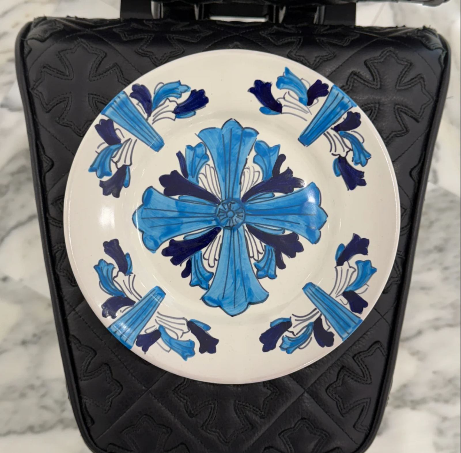 正規品クロムハーツお皿　CHROME HEARTSクロス プレートラージ　訳あり CHROME HEARTS クロムハーツ CH DINNER PLATE CHクロスモチーフ