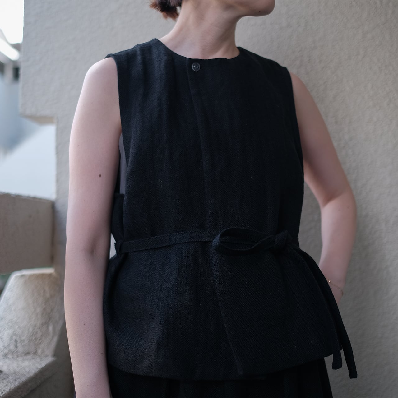 high-waisted gilet／herringbone linen 〈black〉 | SALUÉ