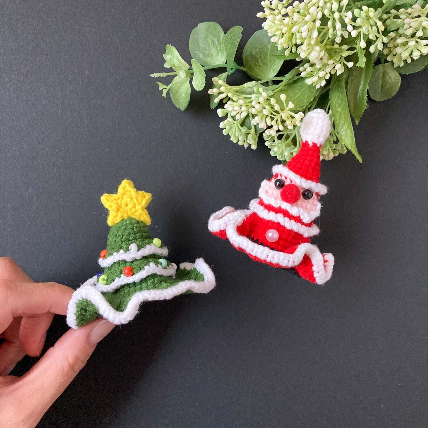 とんがり帽子風サンタとツリーのデコパーツ