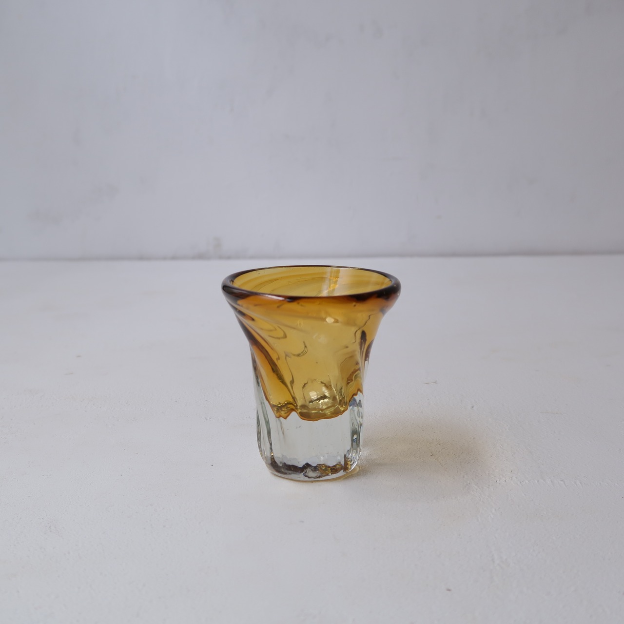 琥珀色のガラスのおちょこ