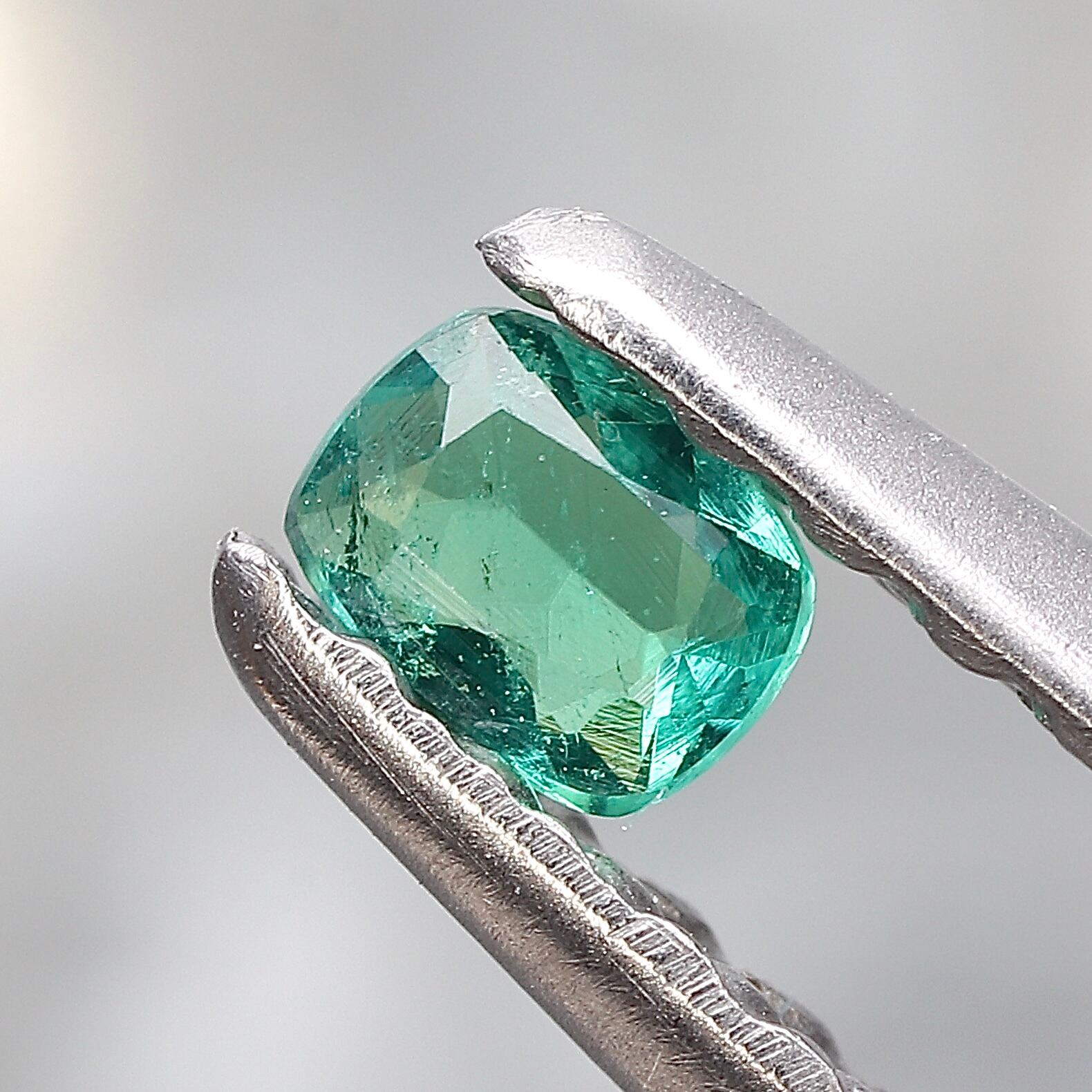 コーネルピン オーバル ルース 0.112ct ソーティング付 【公式通販】 コーネルピン オーバル ルース 0.112ct ソーティング付 【公式通販】