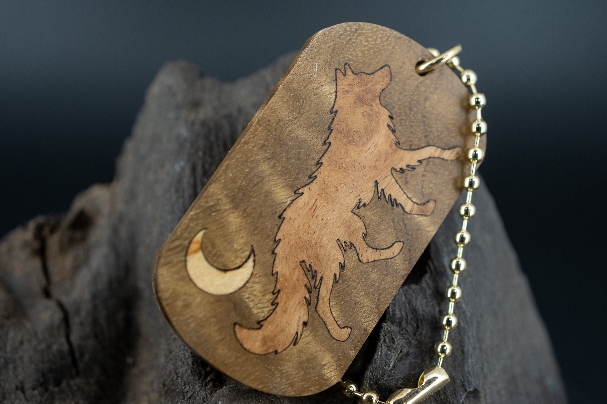 【 緻密な黄金の杢 】 マーブルウッド ドッグタグ 象嵌 闊歩