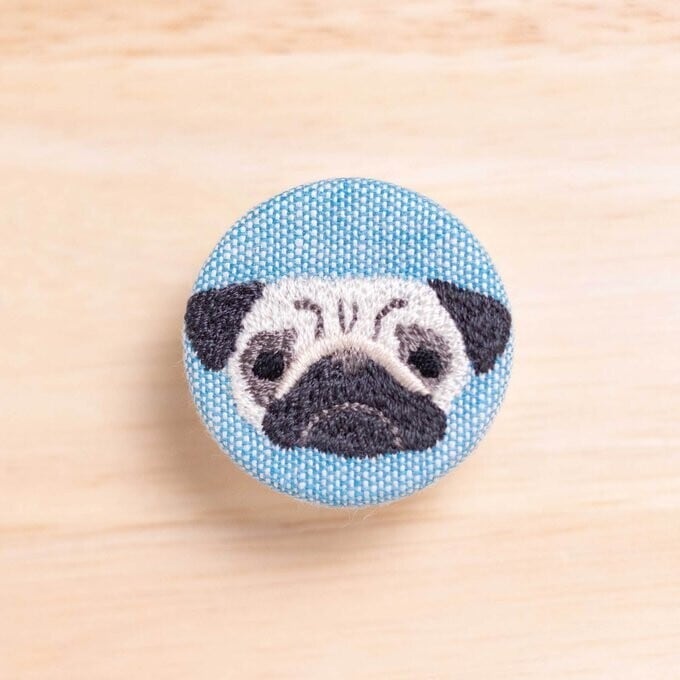 刺繍くるみブローチ(青)パグ