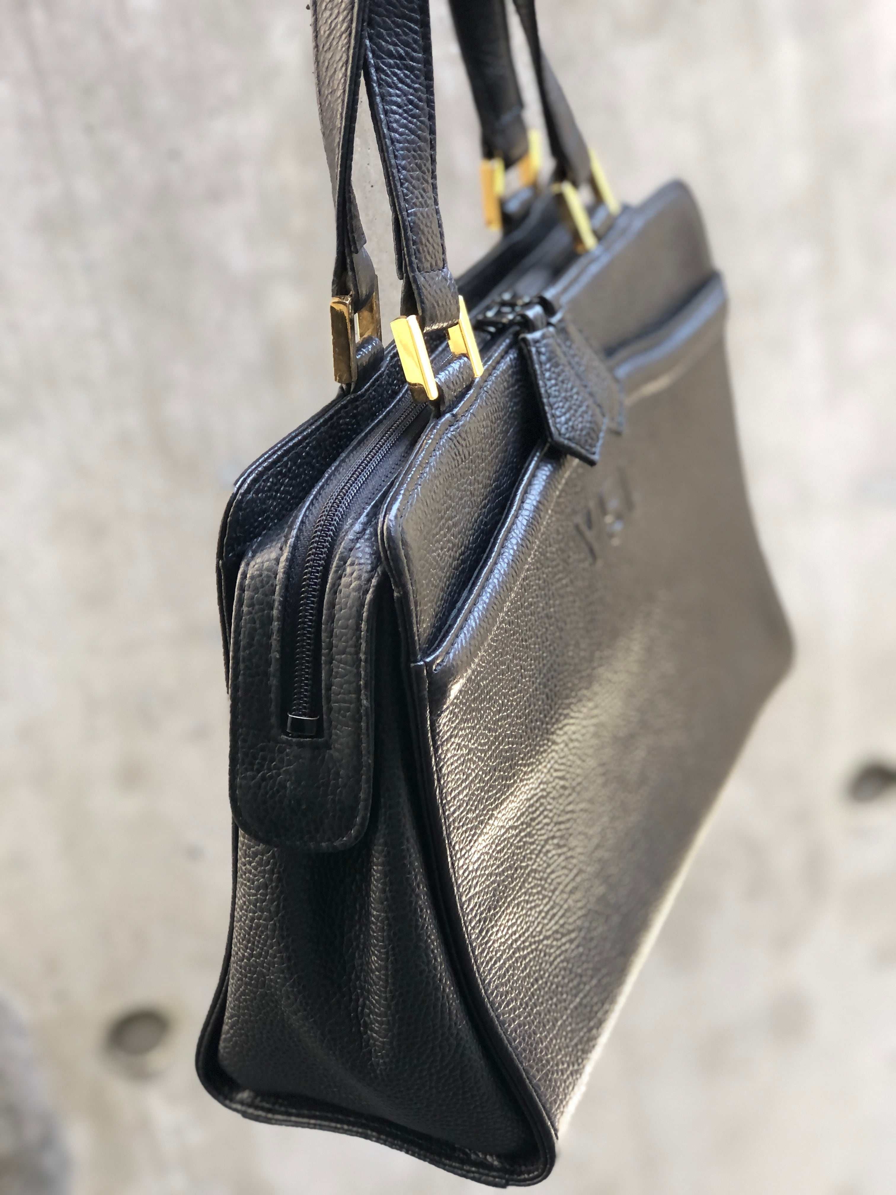 Yves Saint Laurent イヴ ・サンローラン エンボスロゴ エンボスレザー