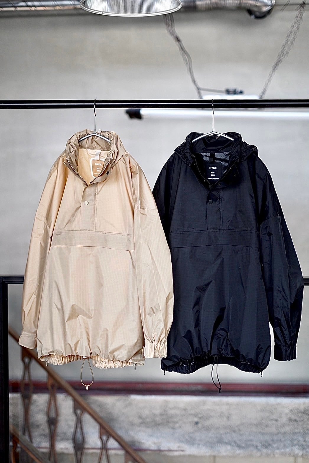 HYKE / NYLON MOUNTAIN PARKA (BEIGE / BLACK) | JUQUI Online