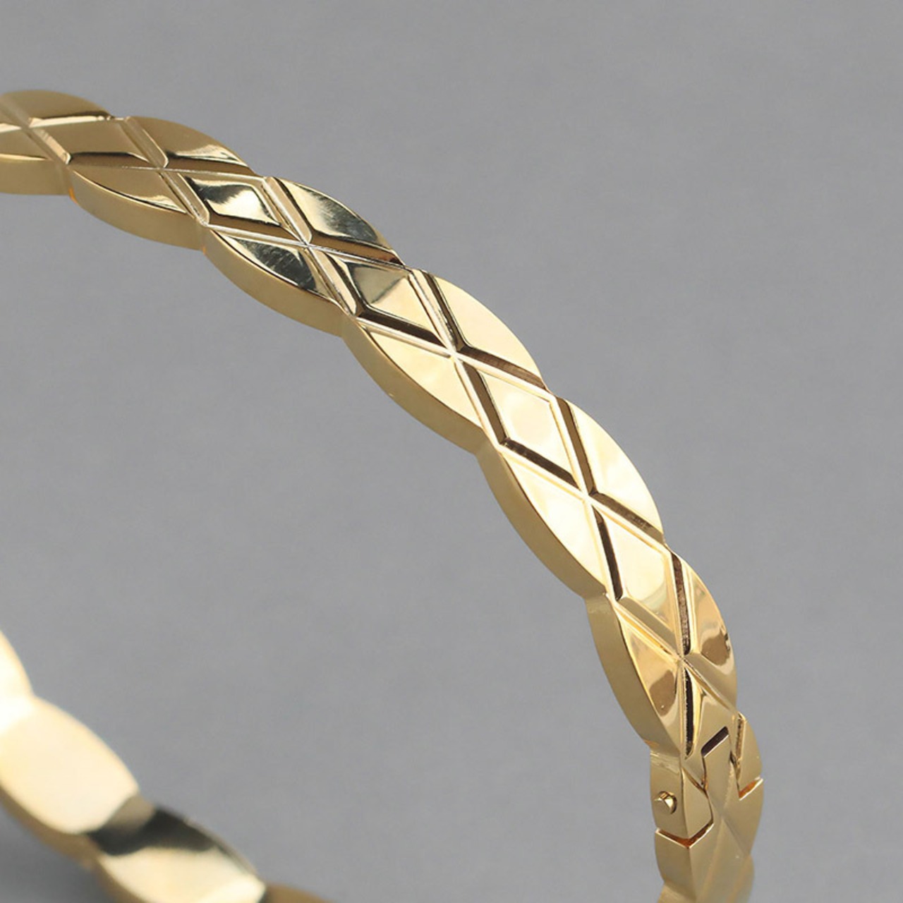 【ネコポス便】金属アレルギー対応 バングル ブレスレット キルトカッティング キルティング 格子柄 カッティング 華やか 2630