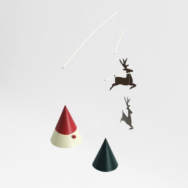三角コーンのクリスマスモビール／クリスマス