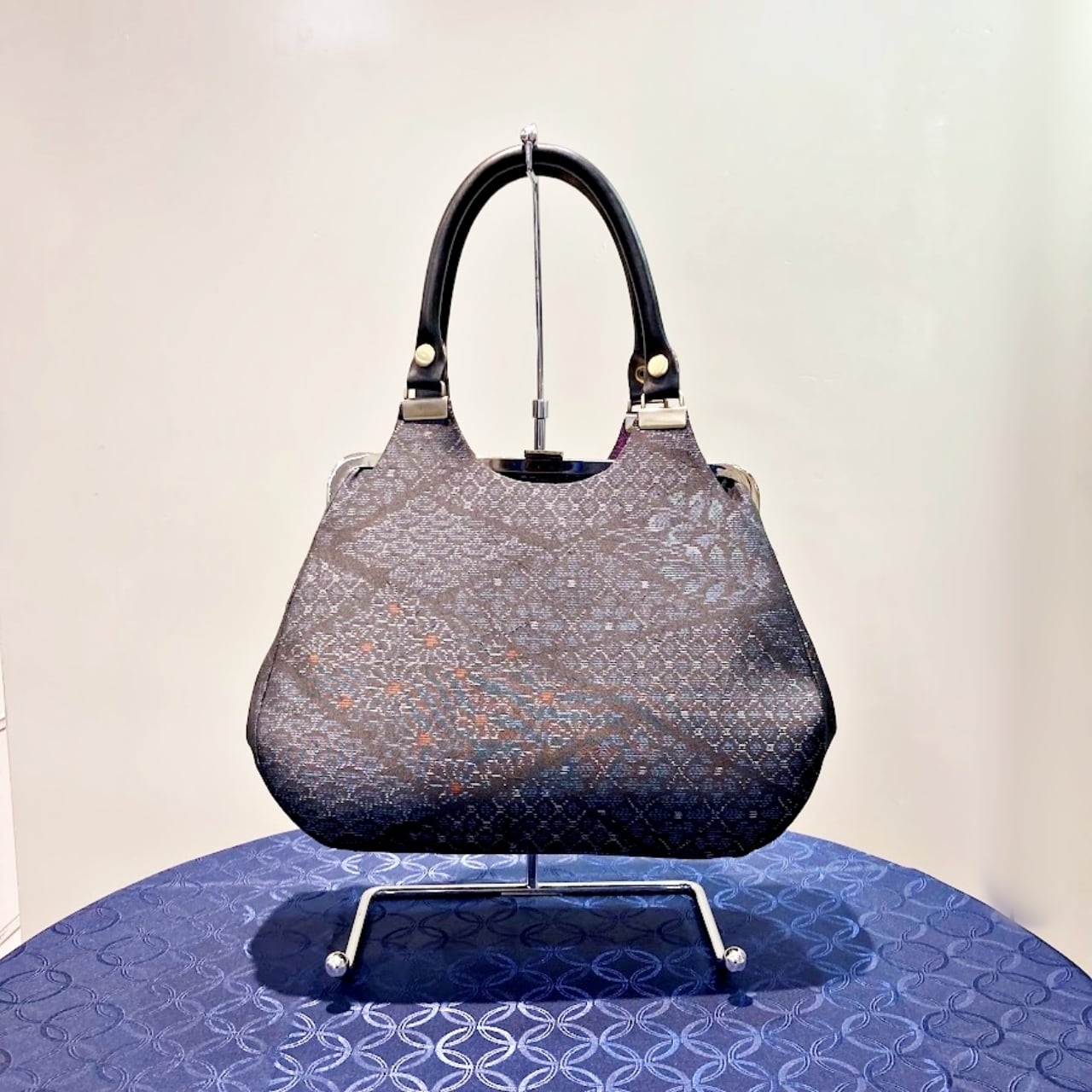 黒切嵌調 大島紬|あおりがまぐちバッグ|大容量・ポケット付き|着物リメイク