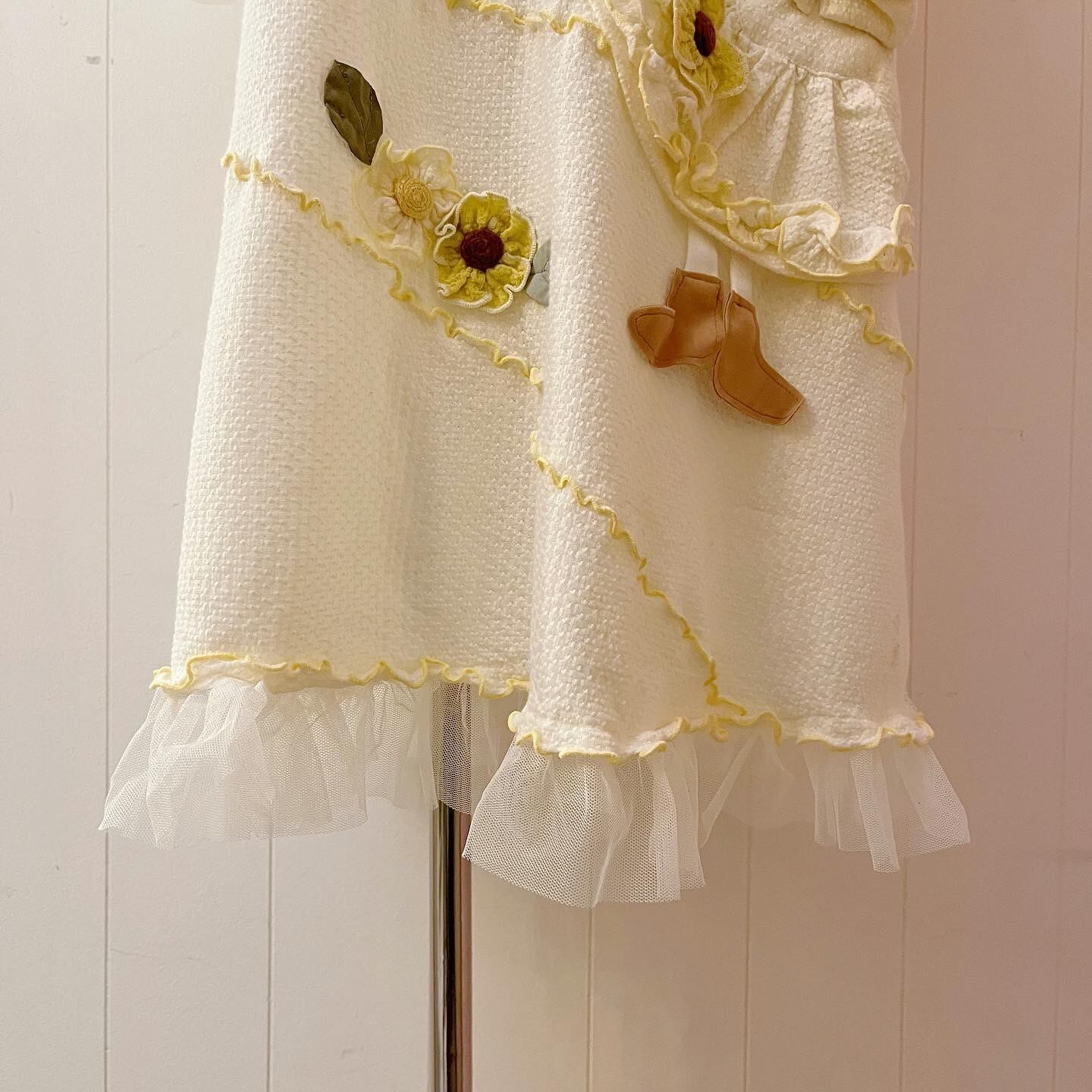 doll & flower applique pull over