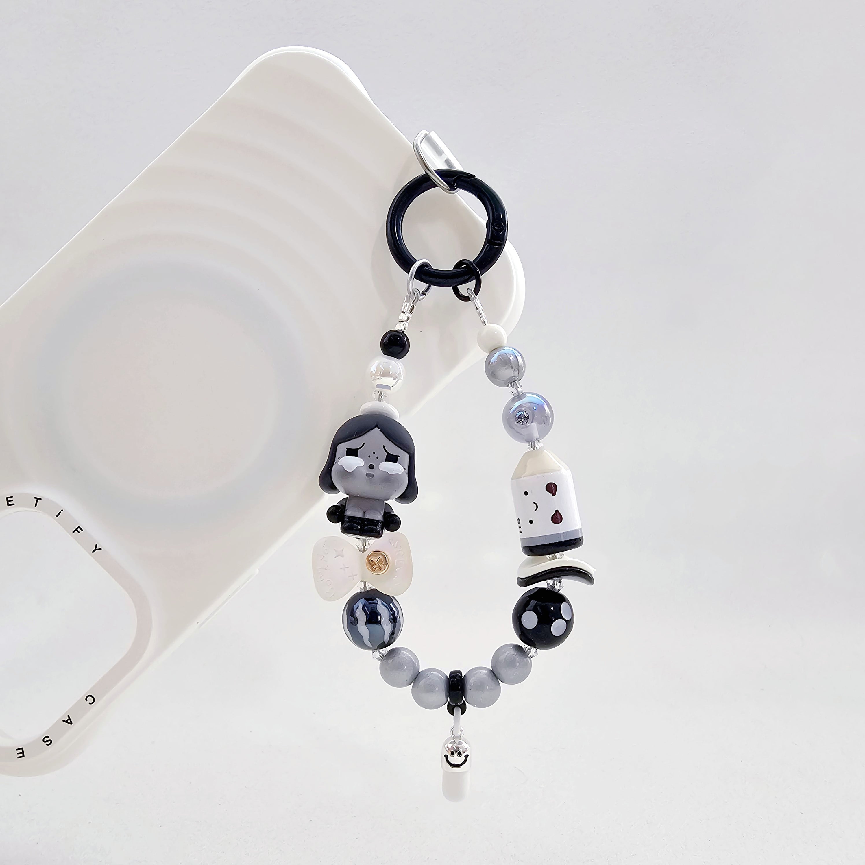 【正規品】POP MART タイ限定 Crybaby 泣きぼくろフィギュア 全長約13cm スマホストラップ プレート付き かわいい スマホストラップ・キーホルダー・バッグチャーム兼用