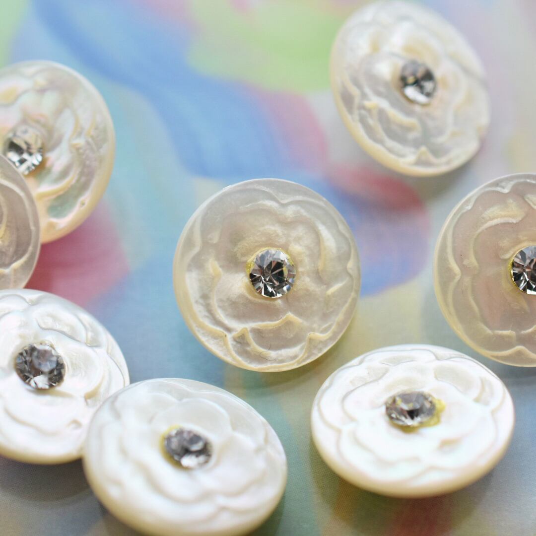 1粒ラインストーン×カービングフラワー(白蝶貝) 15㎜