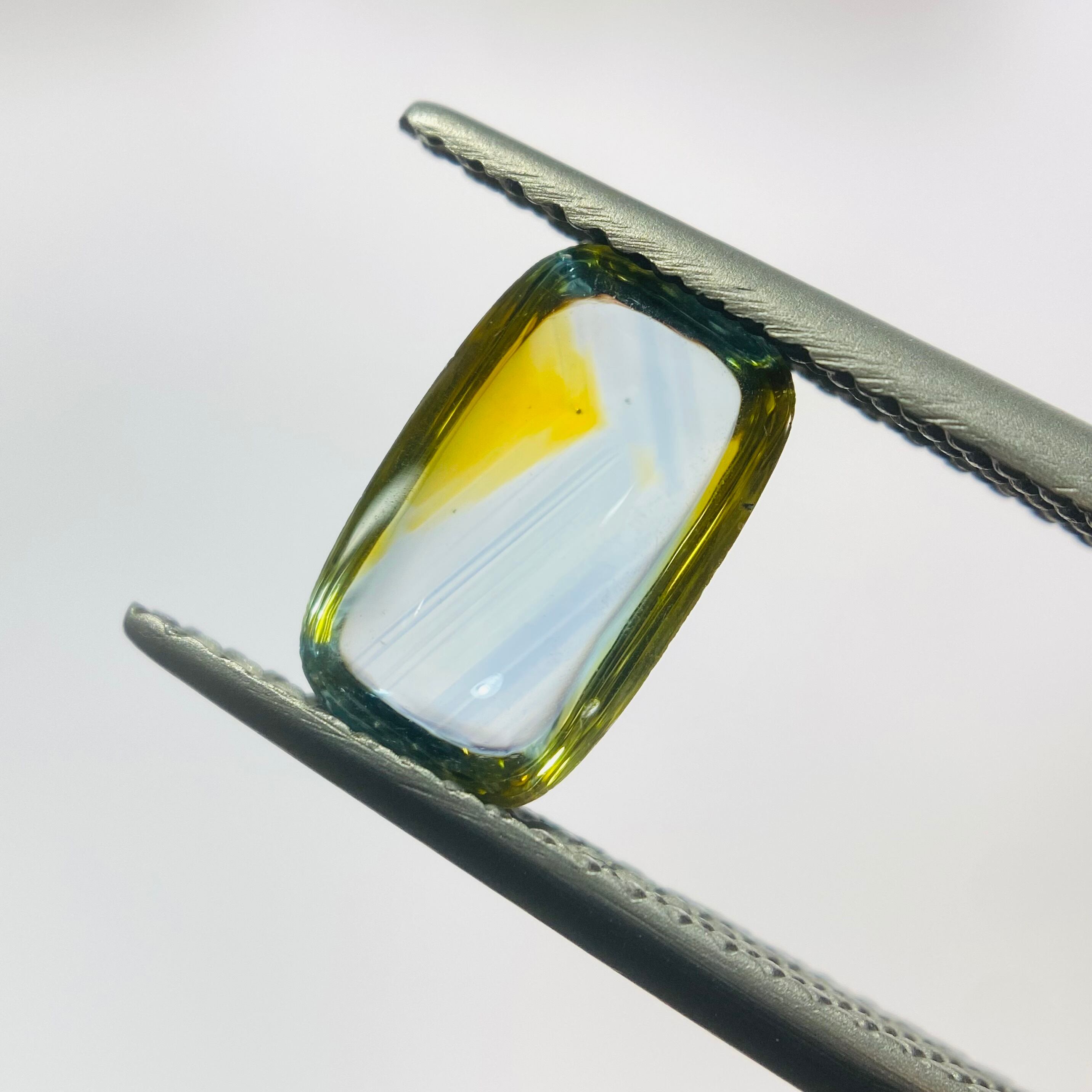 唯一無二のアートなサファイア