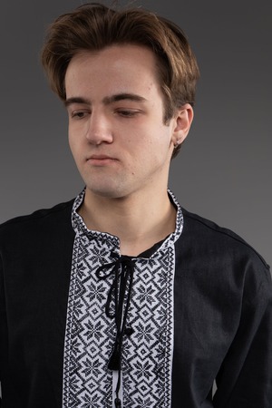 ウクライナ刺繍ヴィシヴァンカ　クロスステッチ手刺繍　Lサイズ　メンズ