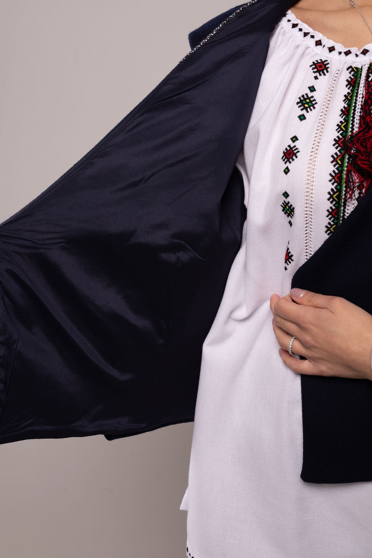 ウクライナ刺繍ヴィシヴァンカベスト　クロスステッチ手刺繍　ブラウス　ウール　レディース・フリーサイズ - 9