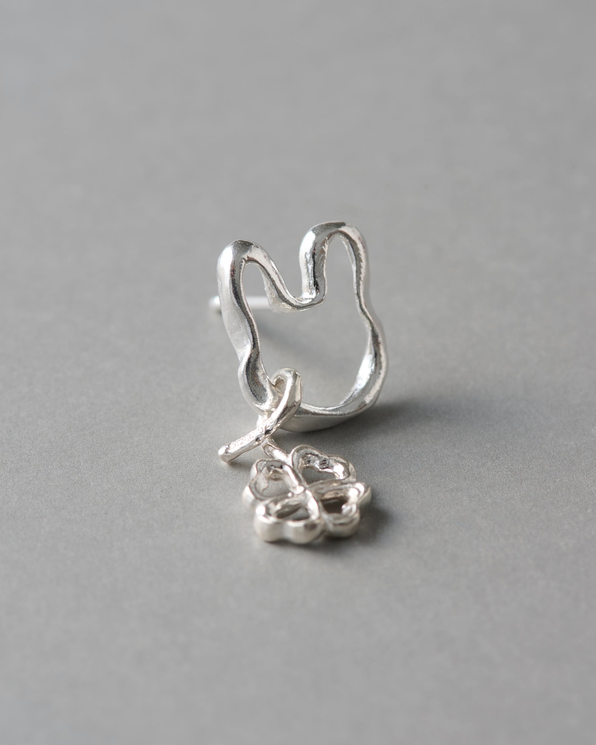アクセサリー mi 四葉とメビウサギのearring M silver925 LJ24052P-LJ24033C 18G