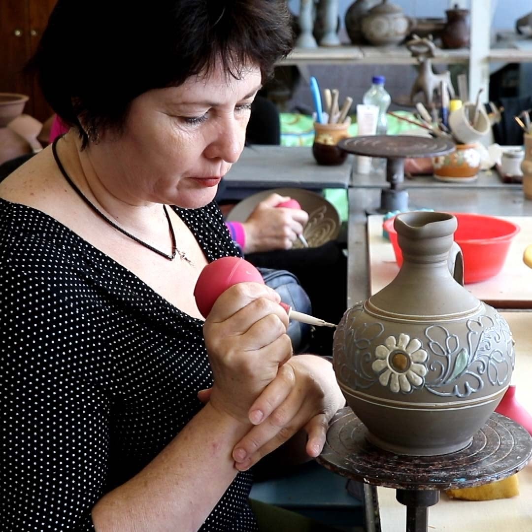 ウクライナ産 オピシュニャ土人形(馬と鶏 / 赤茶の馬)