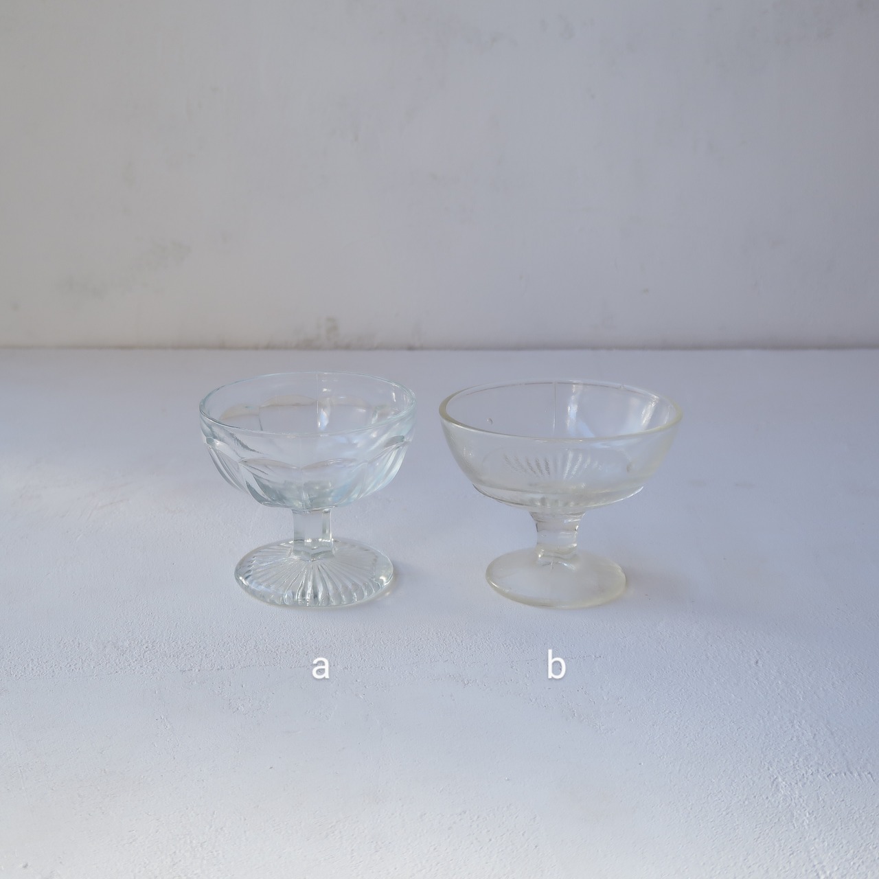 脚付きのアイスクリームカップ