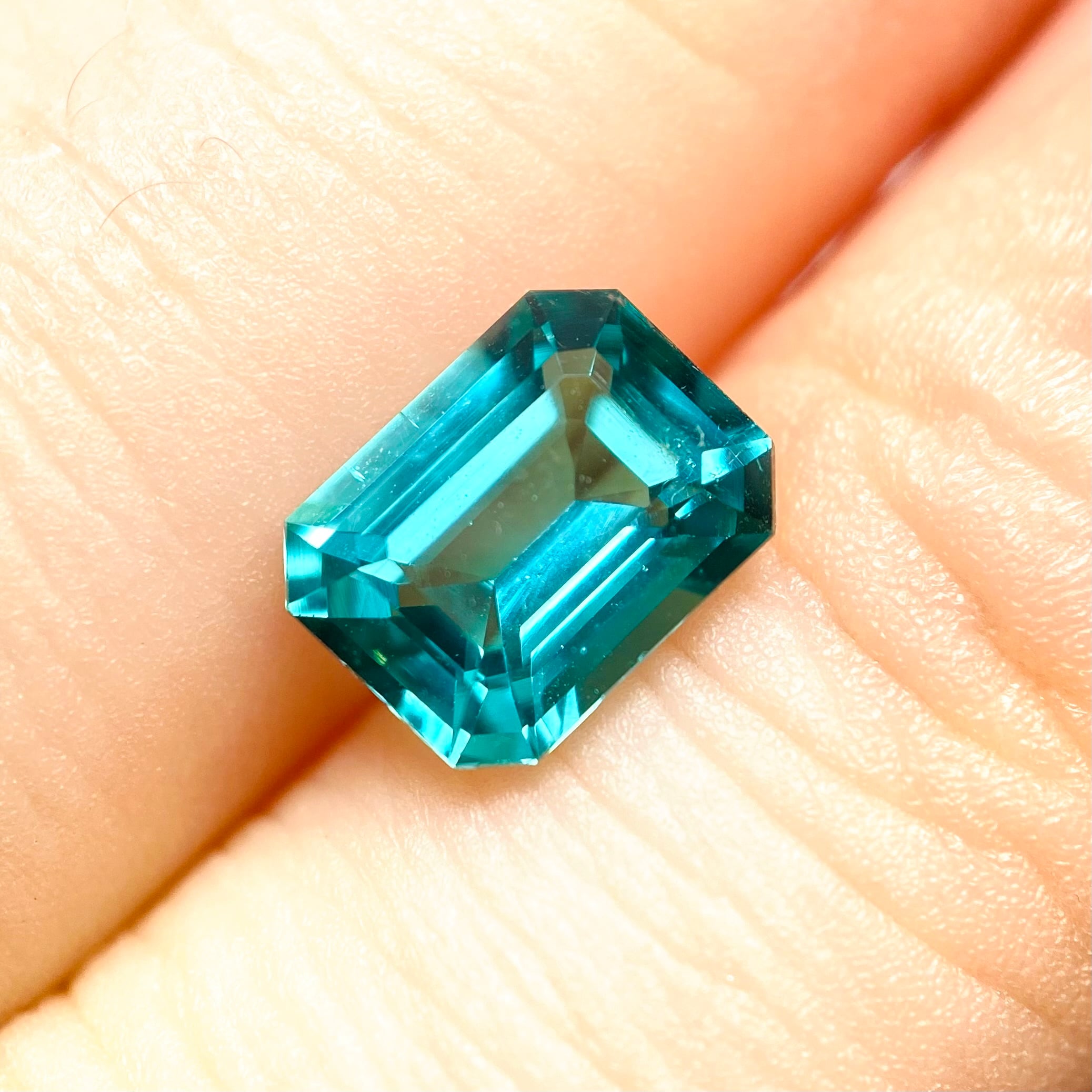 鮮やかなラグーントルマリン