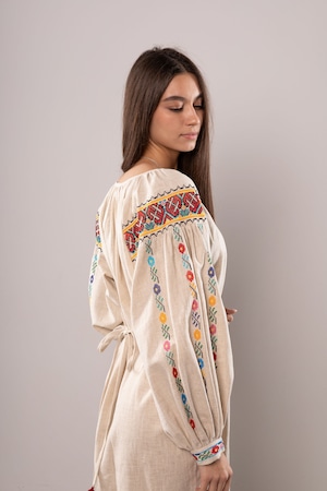 ウクライナ刺繍ヴィシヴァンカ・クラシック イワノフランキースク州モデル　クロスステッチ　手刺繍　ブラウス　麻　レディース・フリーサイズ