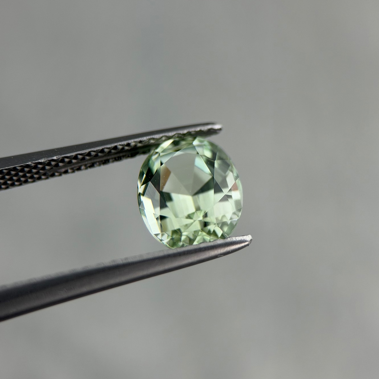 ミントトルマリン オーバルカット 8.1x6.7x5.0mm, 1.65ct, ナイジェリア産