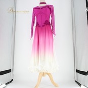 社交ダンス 衣装 スタンダード ドレス ワンピース パーティドレス 紫 白 ホワイト系 アカツキ商事 パープル系 チョーカー デモ レース ラインストーン 長袖 優雅な広がり 三層スカート 伸縮性 胸パッド付き おそろい ミディアム丈 イベント用 フェスティバル 着やすい デザイン性 高級感 女性用 洗練された きれい 目立つ シンプル おしゃれ 上品 コスチューム