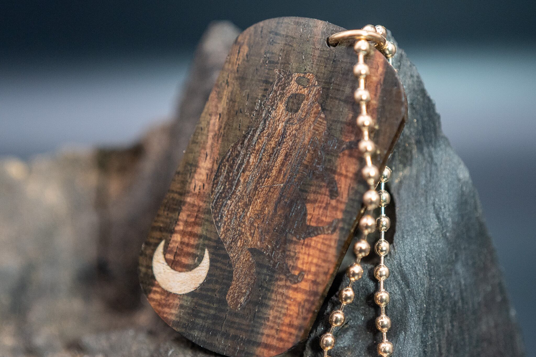 【21世紀最高峰の材】サイアミーズローズウッド マイクロカーリー ドッグタグ 象嵌 三日月とたぬき